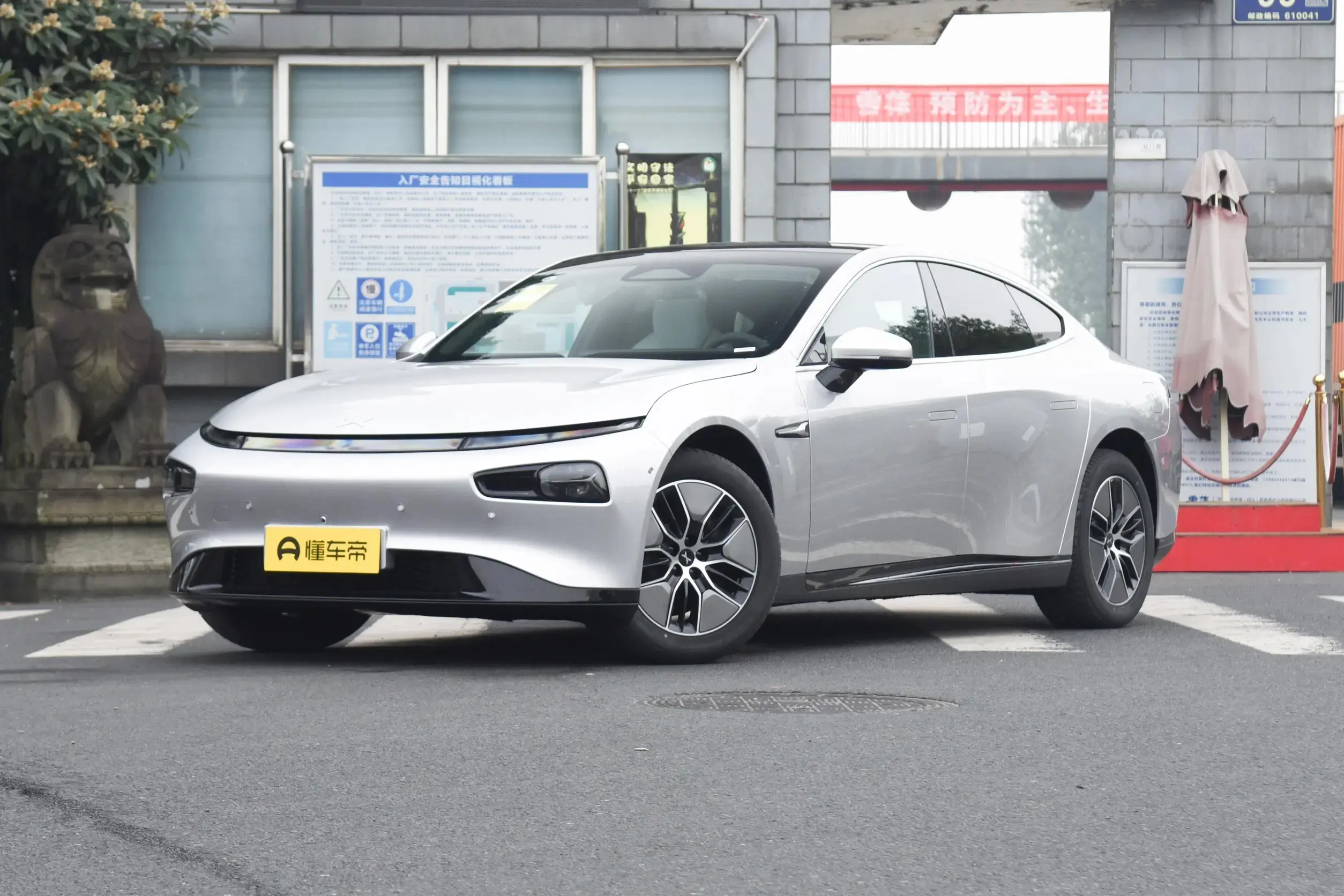 小鵬P7i和比亞迪海豹：純電動中型轎車對比