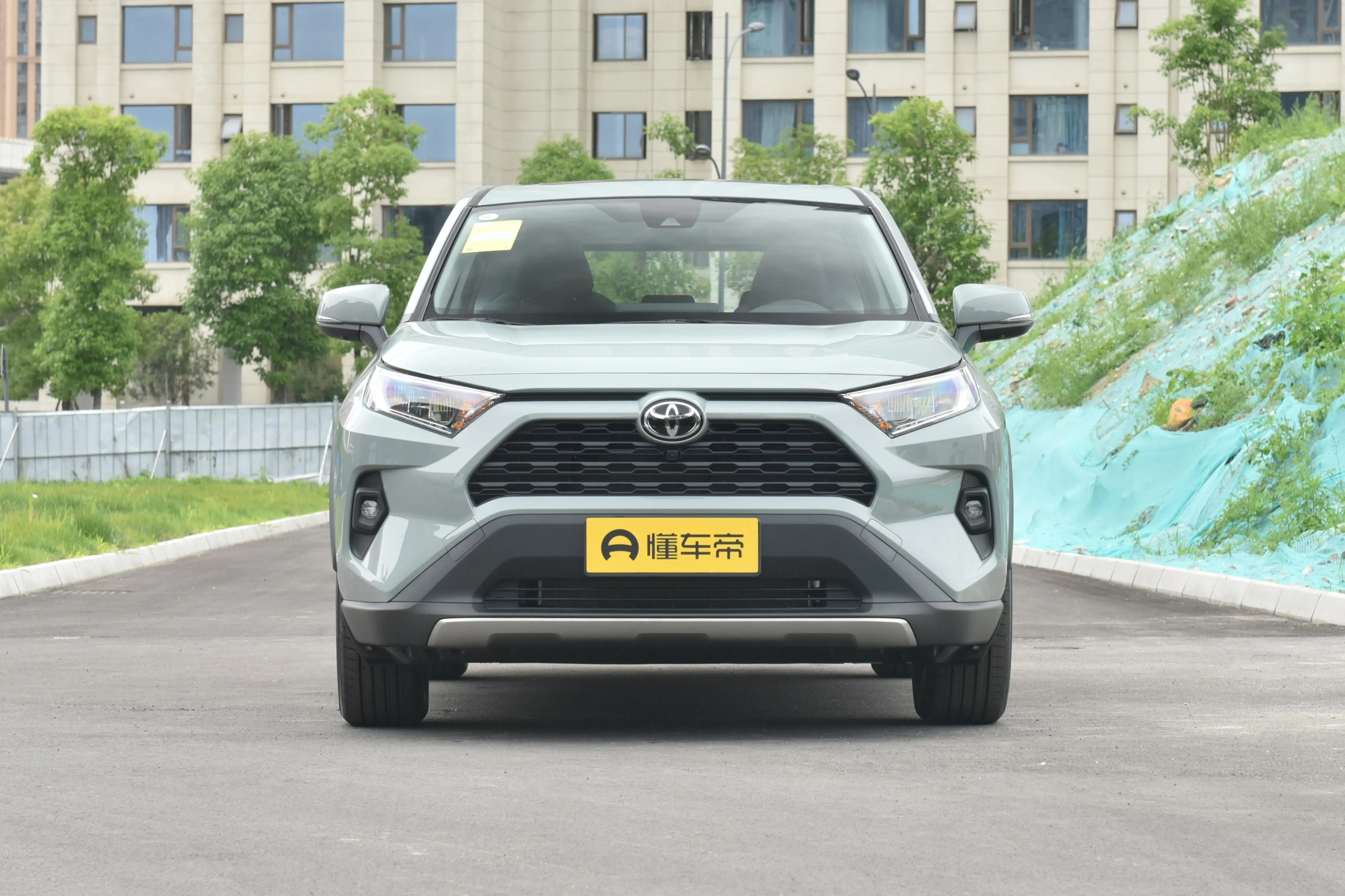 RAV4榮放2023款2.0L CVT兩敺風尚版外觀設計